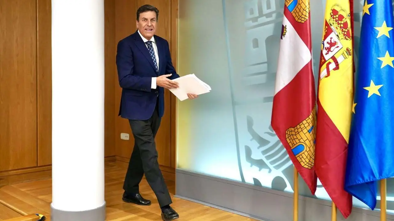 El portavoz de la Junta y consejero de Econom&iacute;a y Hacienda, Carlos Fern&aacute;ndez Carriedo, comparece en rueda de prensa posterior al Consejo de Gobierno de la Junta. Ical.