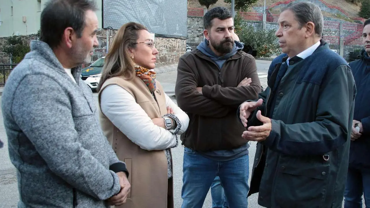 El ministro de Agricultura, Pesca y Alimentaci&oacute;n, Luis Planas, visita una explotaci&oacute;n ganadera afectadas por los incendios forestales en la provincia de Le&oacute;n, acompa&ntilde;ado por la consejera de Agricultura, Ganader&iacute;a y Desarrollo Rural, Mar&iacute;a Gonz&aacute;lez Corral, el Presidente de la Diputaci&oacute;n, Gerardo &Aacute;lvarez Courel y el Delegado del Gobierno, Nicanor Sen. Ical