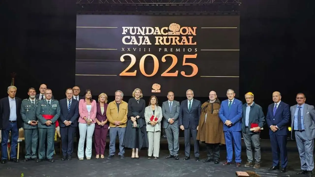Foto de familia de los premiados y autoridades presentes en la gala celebrada en Ifeza.
