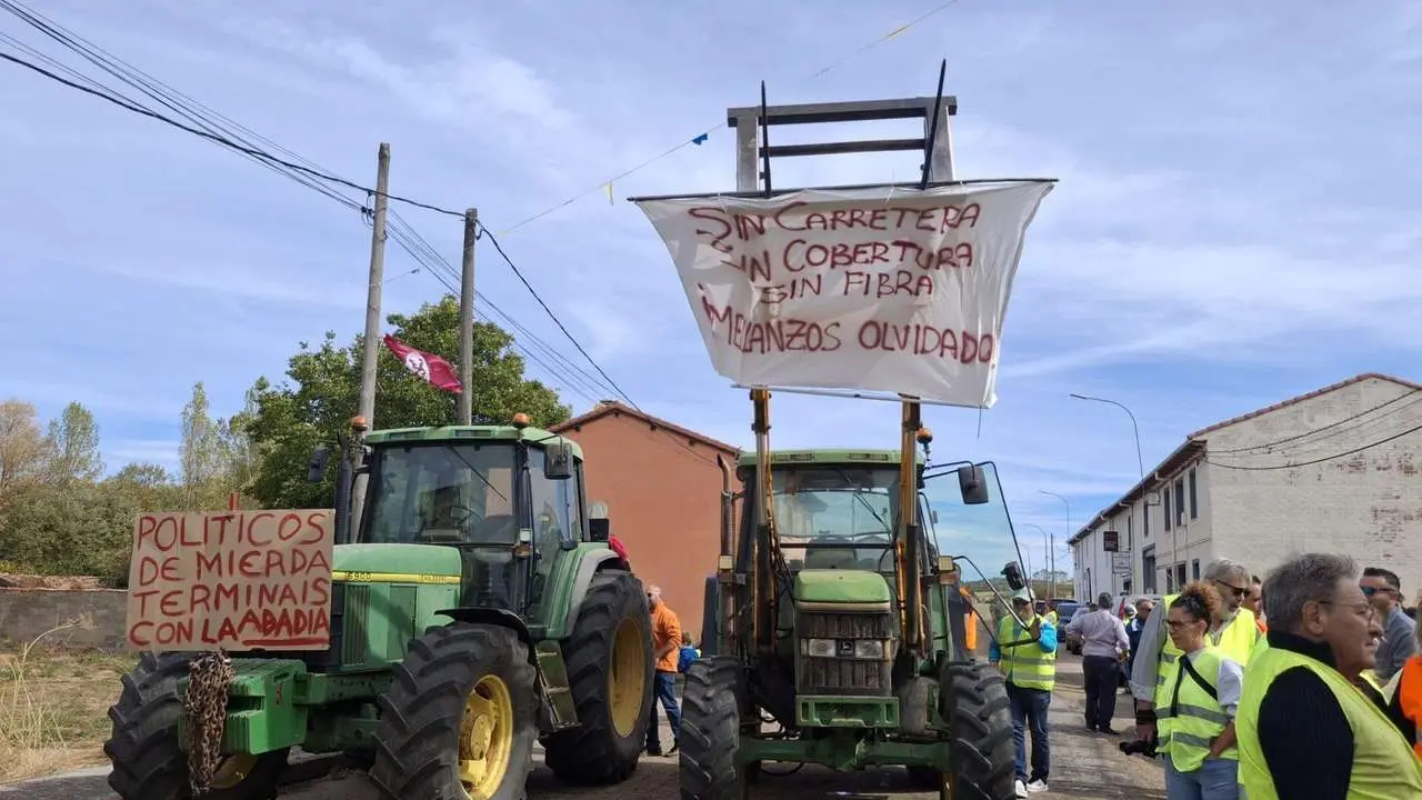 Vecinos de Gradefes (Le&oacute;n) se manifiestan para reclamar a la Junta el arreglo de la carretera LE-213. Ical.