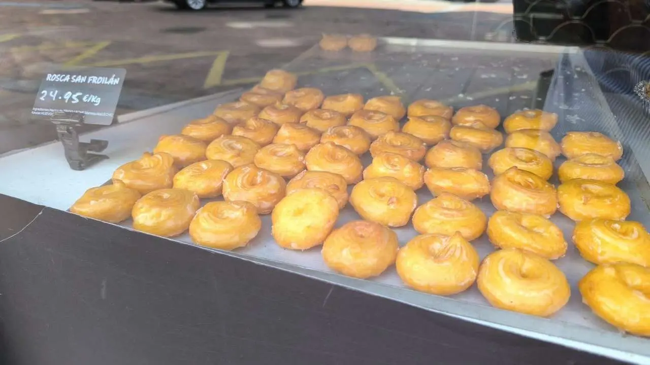 Rosquillas de San Froil&aacute;n en el escaparate de una confiter&iacute;a