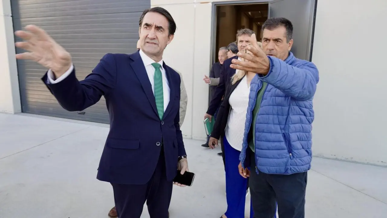 El consejero de Medio Ambiente, Vivienda y Ordenaci&oacute;n del Territorio, Juan Carlos Su&aacute;rez-Qui&ntilde;ones, visita las naves log&iacute;sticas promovidas por la Junta en el pol&iacute;gono de Villadangos del P&aacute;ramo. | ICAL