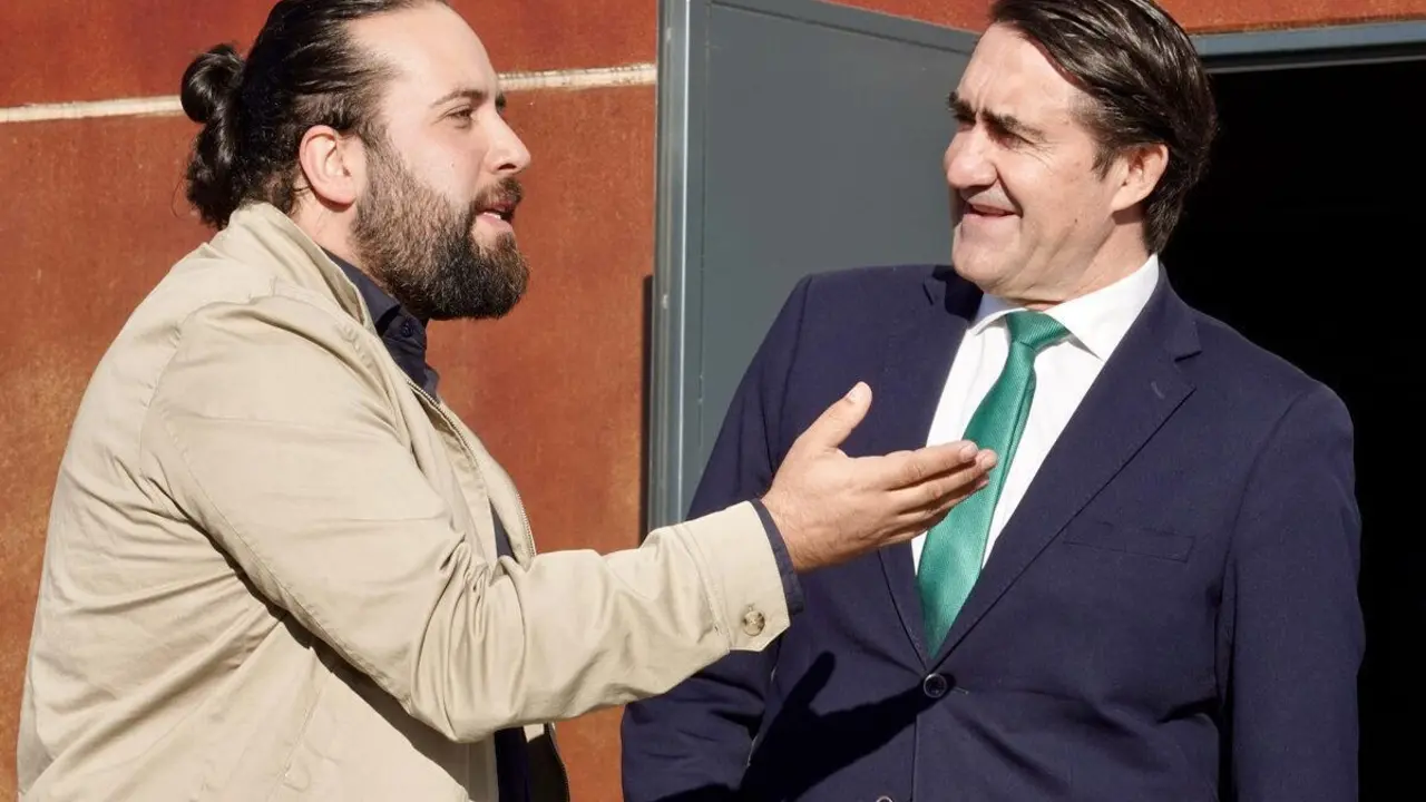 El consejero de Medio Ambiente, Vivienda y Ordenaci&oacute;n del Territorio, Juan Carlos Su&aacute;rez-Qui&ntilde;ones, visita las naves log&iacute;sticas promovidas por la Junta en el pol&iacute;gono de Villadangos del P&aacute;ramo. | ICAL