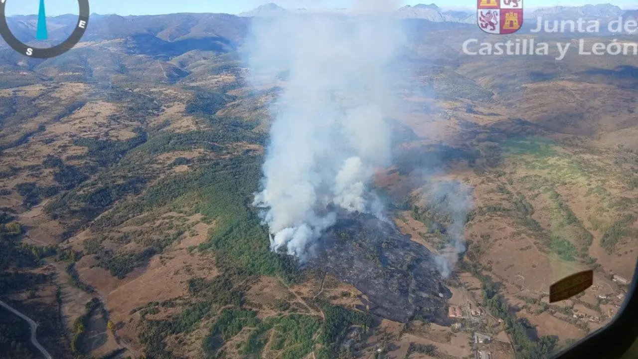 Incendio en Riello im&aacute;genes de la Junta de Castilla y Le&oacute;n