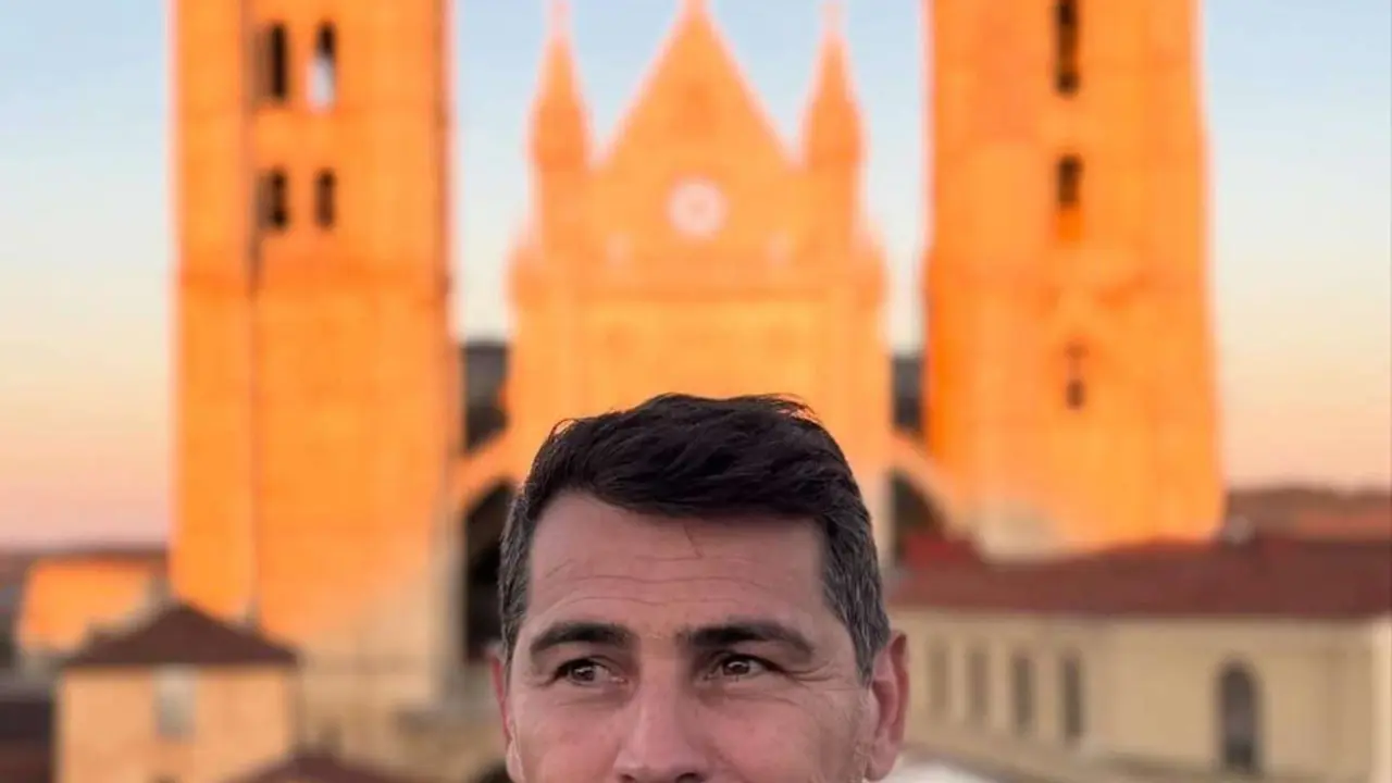 Iker Casillas se fotograf&iacute;a con la catedral de Le&oacute;n desde la terraza del Camarote Madrid