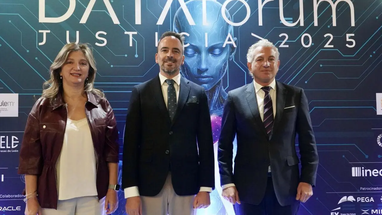 El secretario de Estado de Justicia, Manuel Olmedo Palacios; el delegado del Gobierno, Nicanor Sen; y la rectora de la Universidad de Le&oacute;n, Nuria Gonz&aacute;lez, participan en la inauguraci&oacute;n del evento Data F&oacute;rum Justicia en Le&oacute;n. | ICAL