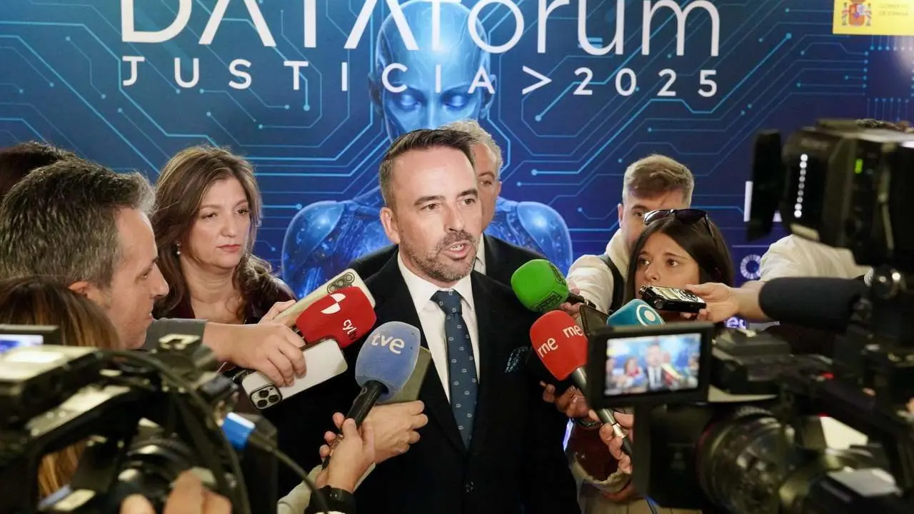 El secretario de Estado de Justicia, Manuel Olmedo Palacios; el delegado del Gobierno, Nicanor Sen; el alcalde de Le&oacute;n, Jos&eacute; Antonio Diez, y la rectora de la Universidad de Le&oacute;n, Nuria Gonz&aacute;lez, participan en la inauguraci&oacute;n del evento &lsquo;DATA f&oacute;rum Justicia 2025: El a&ntilde;o de la Justicia&rsquo;. Campillo. Ical