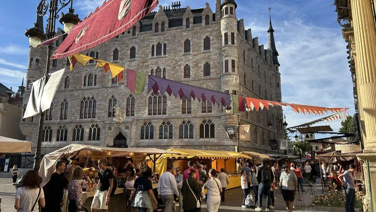 Mercado de las Tres Culturas en Le&oacute;n 2025