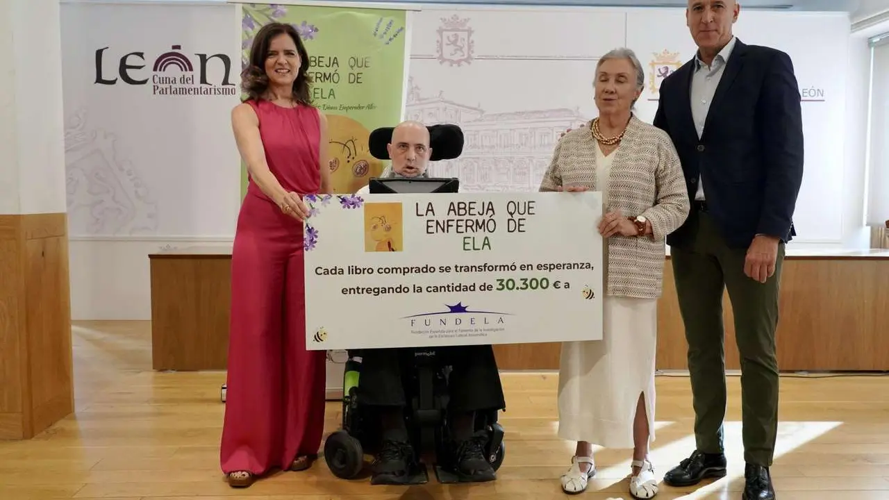 El alcalde de Le&oacute;n, Jos&eacute; Antonio Diez, junto a Urbano Gonz&aacute;lez y representantes de Fundela, dan a conocer los resultados del proyecto ben&eacute;fico &lsquo;La abeja que enferm&oacute; de ELA&rsquo;. Campillo/ICAL