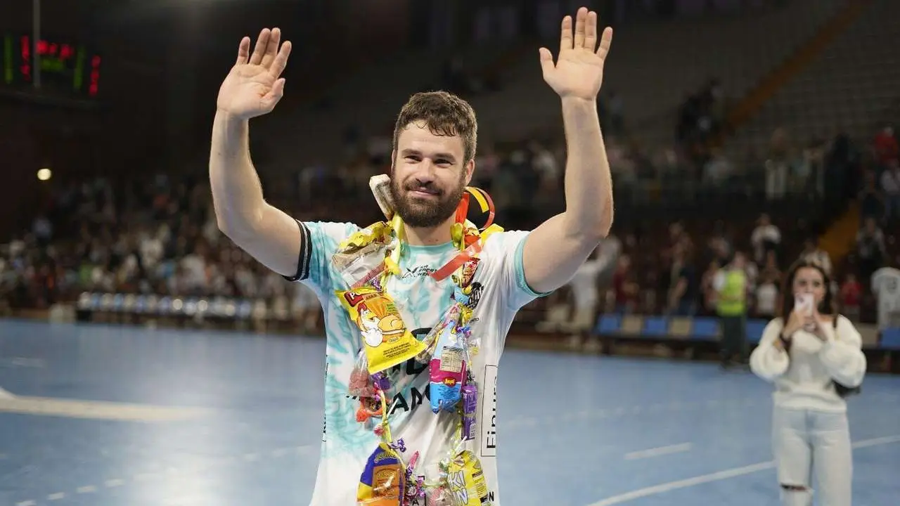 Afici&oacute;n, jugadores y cuerpo t&eacute;cnico celebran la victoria del Abanca Ademar en el Palacio de los Deportes de Le&oacute;n.  Fotograf&iacute;as: @a.mproducciones