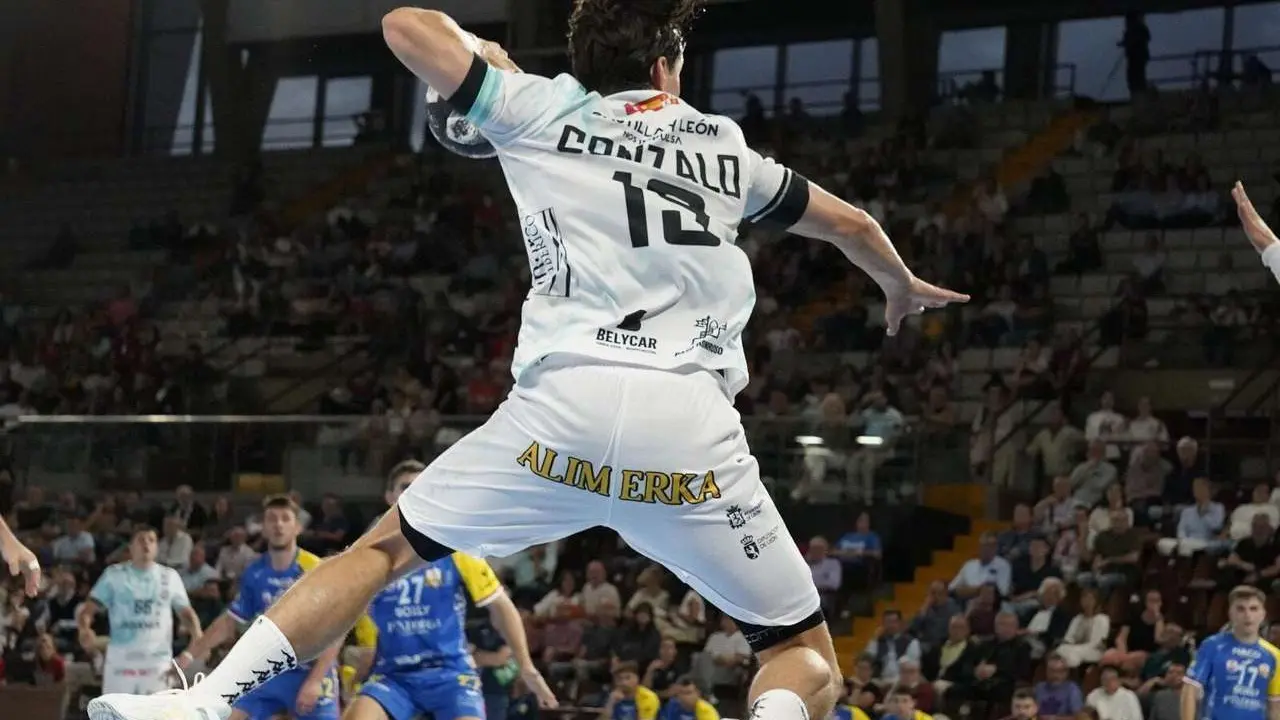Afici&oacute;n, jugadores y cuerpo t&eacute;cnico celebran la victoria del Abanca Ademar en el Palacio de los Deportes de Le&oacute;n.  Fotograf&iacute;as: @a.mproducciones