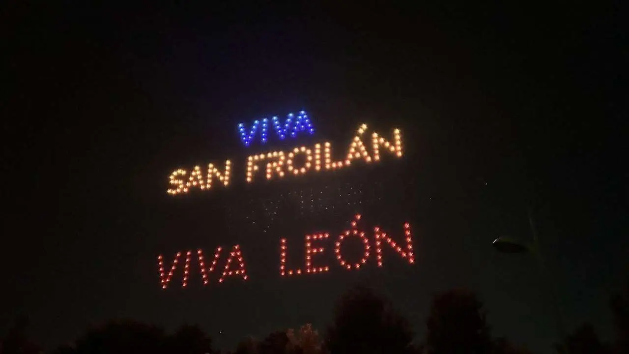 300 drones iluminaron el cielo de Le&oacute;n en la v&iacute;spera de San Froil&aacute;n 2025. Ayuntamiento de Le&oacute;n.