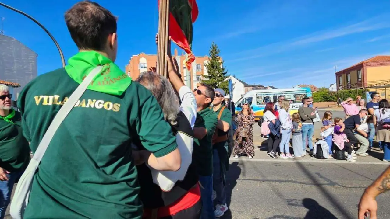 Carros, pendones y emoci&oacute;n en la gran Romer&iacute;a de San Froil&aacute;n 2025