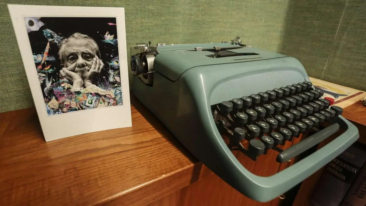 El inolvidable cuentista berciano Antonio Pereira, en un retrato de su Casa Museo en Le&oacute;n. | ICAL