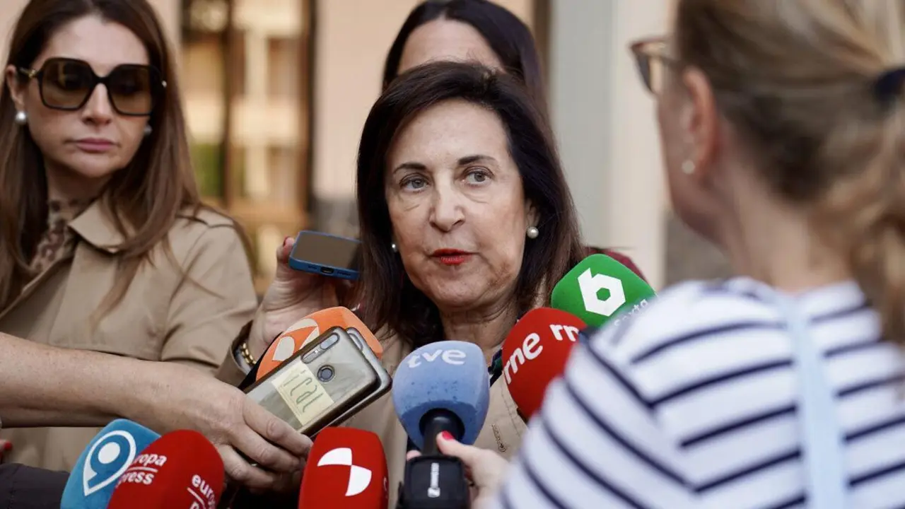 La ministra de Defensa, Margarita Robles, visit&oacute; este jueves el Regimiento de Artiller&iacute;a Lanzacohetes de Campa&ntilde;a del Ej&eacute;rcito de Tierra, con sede en el Acuartelamiento Santocildes de Astorga. | ICAL