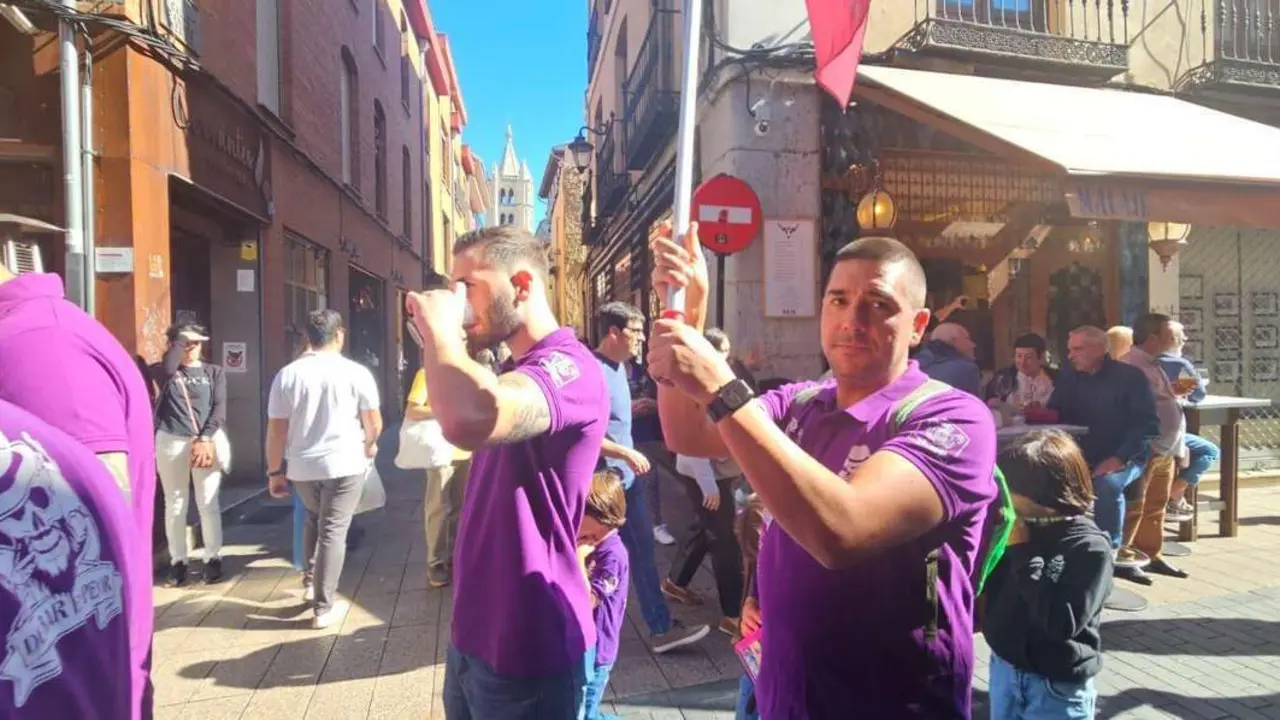 Las pe&ntilde;as y charangas llenaron las calles del Casco Antiguo de Le&oacute;n. | Le&oacute;n 24 Horas