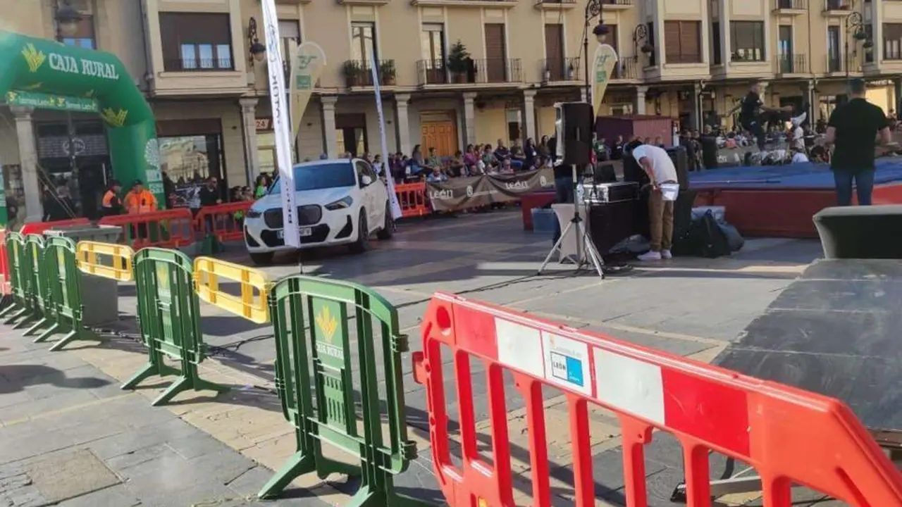 La plaza de la Catedral de Le&oacute;n acogi&oacute; una nueva edici&oacute;n de Atletismo en la calle, organizada por el Club Sprint Le&oacute;n. | Le&oacute;n 24 Horas