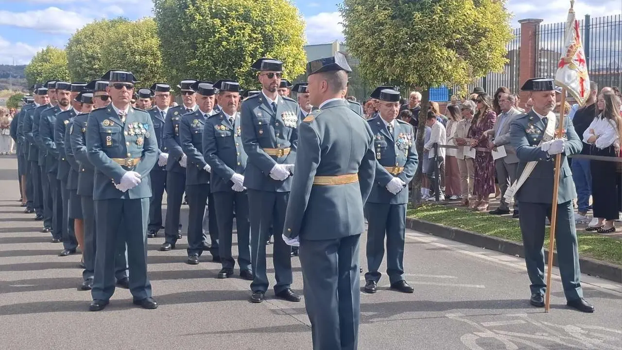Autoridades y mandos de la Guardia Civil durante el acto del Pilar en Ponferrada. | ICAL