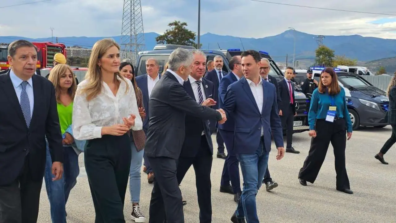 Los ministros Planas, Aagesen y Marlaska, con Cend&oacute;n a su llegada al Bierzo este lunes.