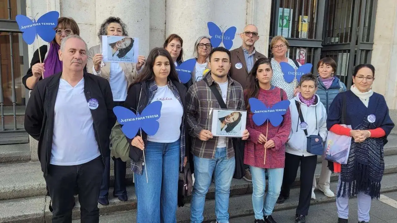 Concentraci&oacute;n junto a los juzgados de Valladolid para exigir justicia para Teresa Rodr&iacute;guez Llamazares. Su asesinato se est&aacute; juzgando en Bruselas.