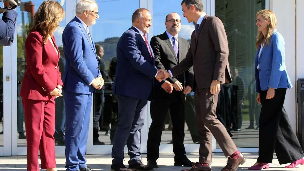 El presidente del Gobierno, Pedro S&aacute;nchez, participa en Ponferrada en la segunda jornada de la Convenci&oacute;n por un Pacto de Estado frente a la Emergencia Clim&aacute;tica, acompa&ntilde;ado por la vicepresidenta Sara Aagesen y el delegado del Gobierno, Nicanor Sen. / Peio Garc&iacute;a. Ical.