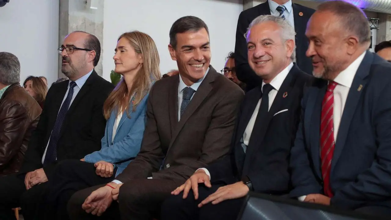 El presidente del Gobierno, Pedro S&aacute;nchez, participa en Ponferrada en la segunda jornada de la Convenci&oacute;n por un Pacto de Estado frente a la Emergencia Clim&aacute;tica, acompa&ntilde;ado por la vicepresidenta Sara Aagesen y el delegado del Gobierno, Nicanor Sen. / Peio Garc&iacute;a. Ical.
