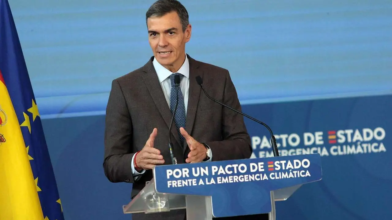 El presidente del Gobierno, Pedro S&aacute;nchez, participa en Ponferrada en la segunda jornada de la Convenci&oacute;n por un Pacto de Estado frente a la Emergencia Clim&aacute;tica, acompa&ntilde;ado por la vicepresidenta Sara Aagesen y el delegado del Gobierno, Nicanor Sen. / Peio Garc&iacute;a. Ical.