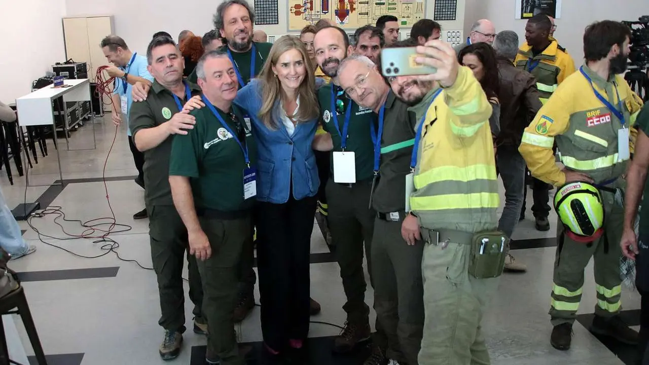 La vicepresidenta Sara Aagesen y el delegado del Gobierno, Nicanor Sen, se re&uacute;nen con brigadistas BRIF en la segunda jornada de la Convenci&oacute;n por un Pacto de Estado frente a la Emergencia Clim&aacute;tica. / Peio Garc&iacute;a. Ical. 