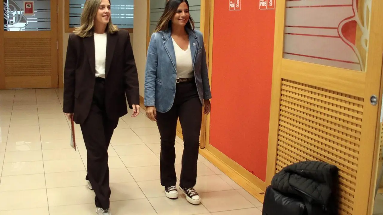 La vicesecretaria general del Partido Socialista de Castilla y Le&oacute;n, Nuria Rubio (d), y la de Igualdad, Lorena Valle. | ICAL