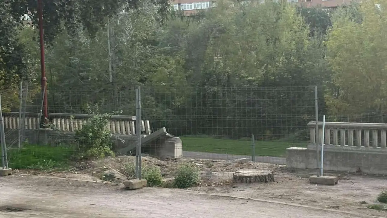 Estado del paseo del Bernesga en el margen derecho, con zonas valladas y deterioro visible.