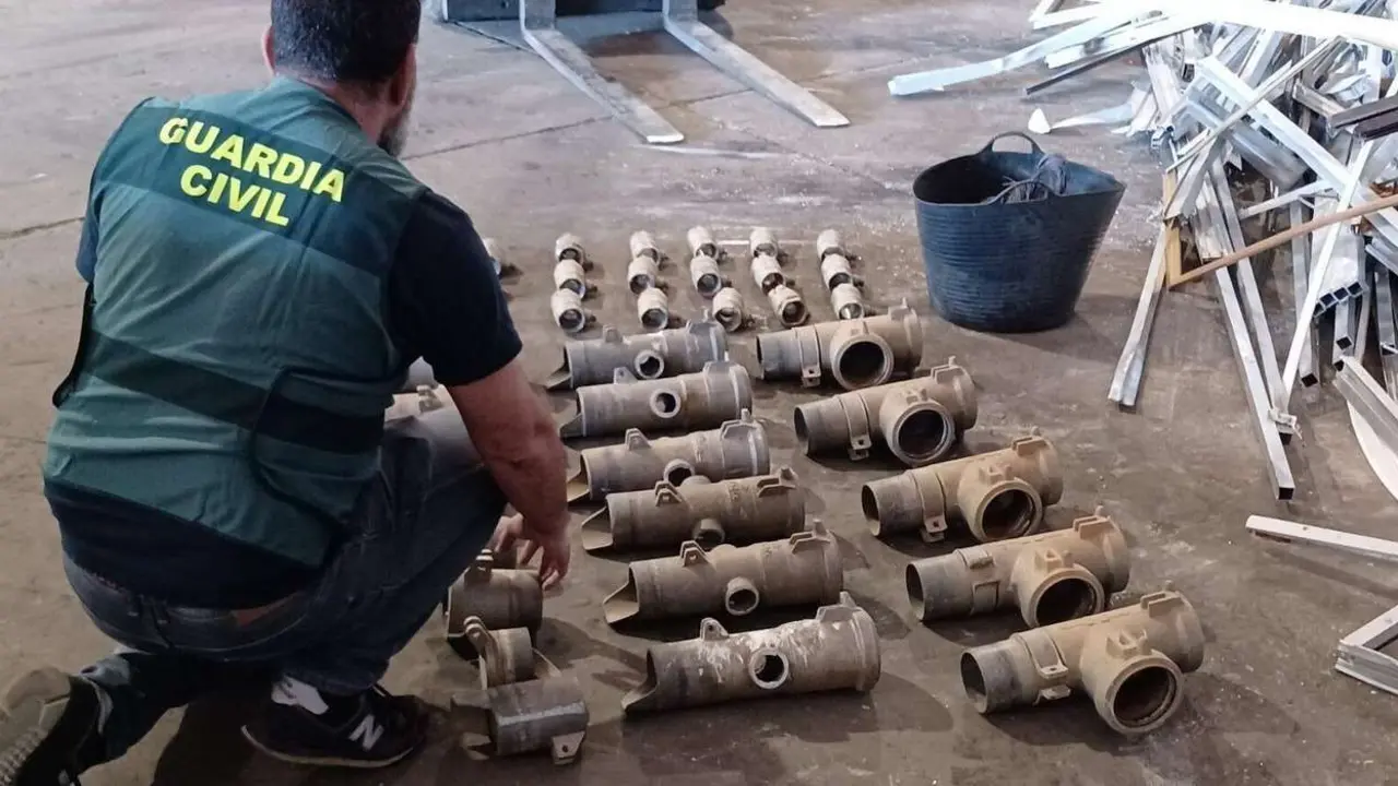 Material de riego recuperado durante la operaci&oacute;n &ldquo;Kruzcalo&rdquo;. / Guardia Civil