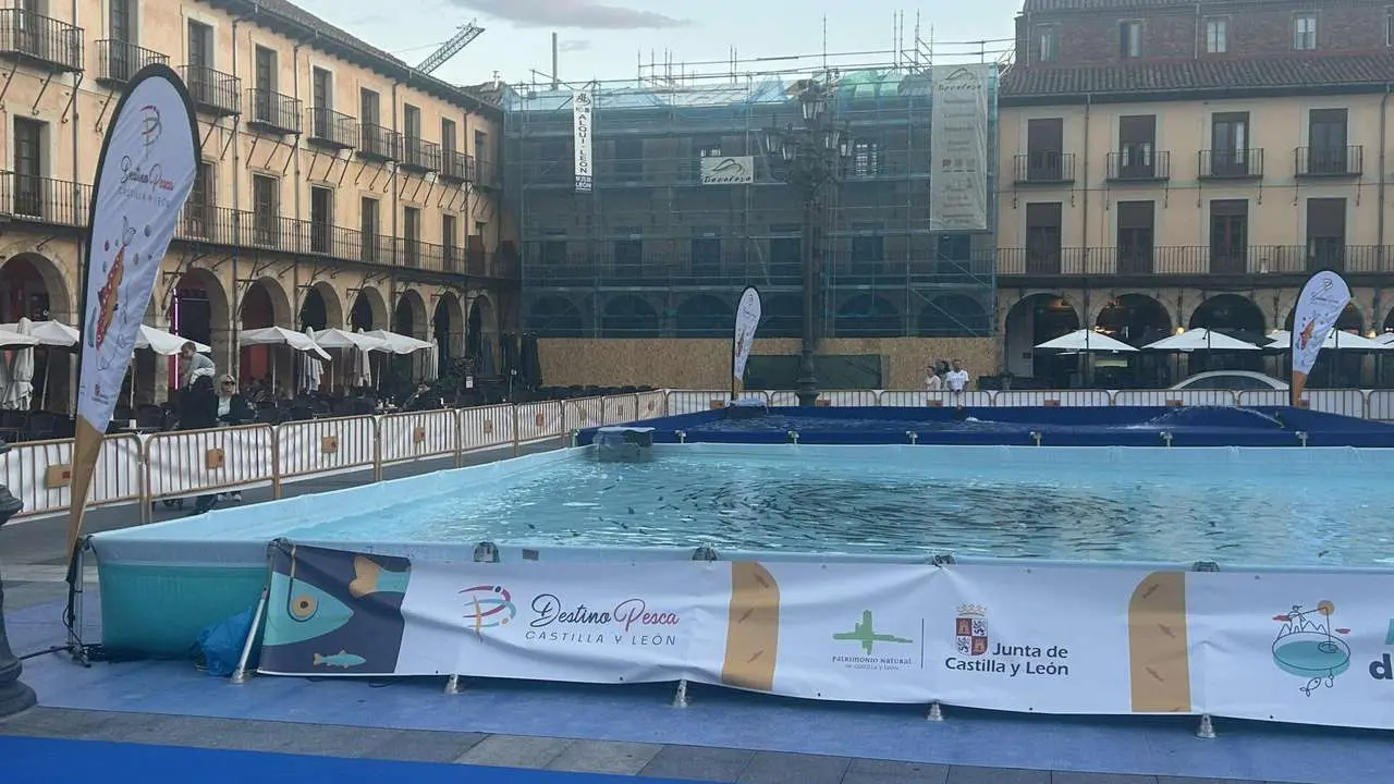 La Feria Destino Pesca instala unas piscinas en la Plaza Mayor de Le&oacute;n. 