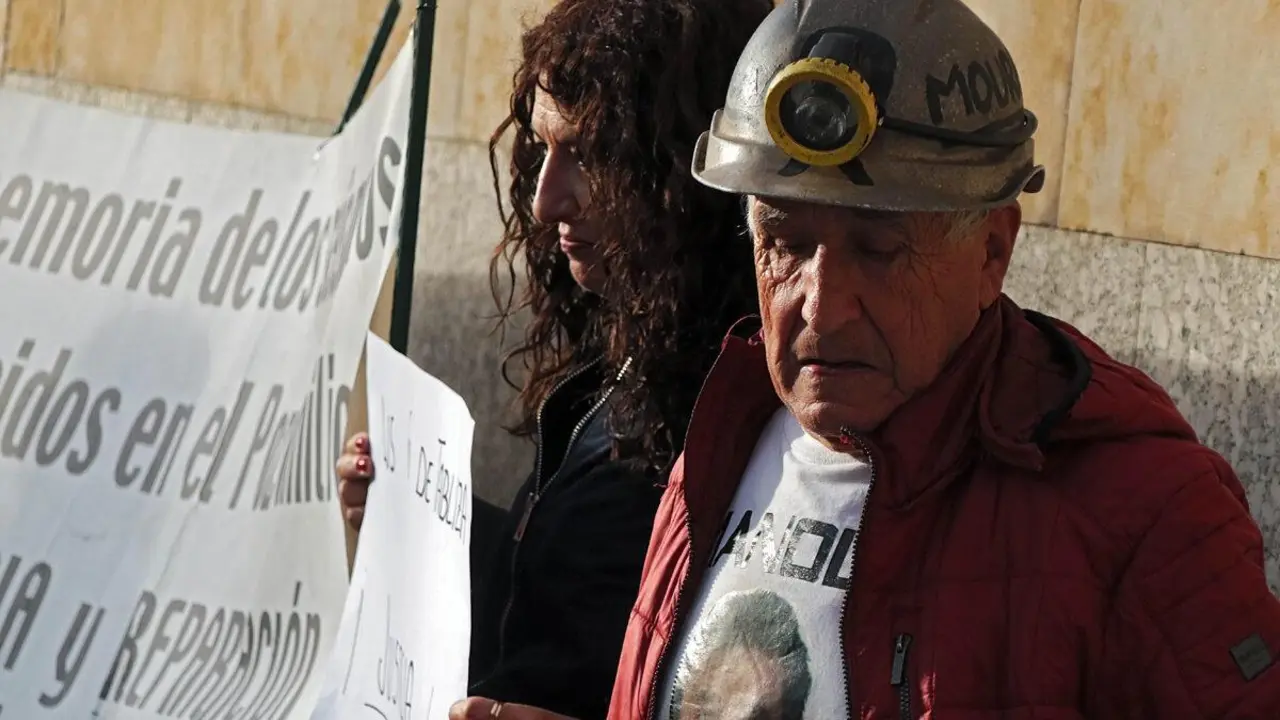Familiares de los seis mineros muertos en el Pozo Emilio, ante los Juzgados de Le&oacute;n. | PEIO GARC&Iacute;A / ICAL