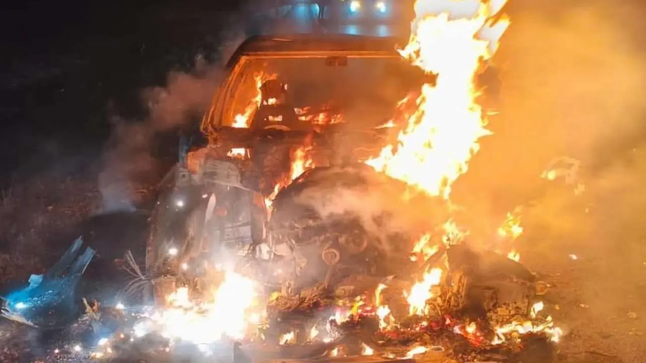En este estado qued&oacute; el veh&iacute;culo incendiado anoche.