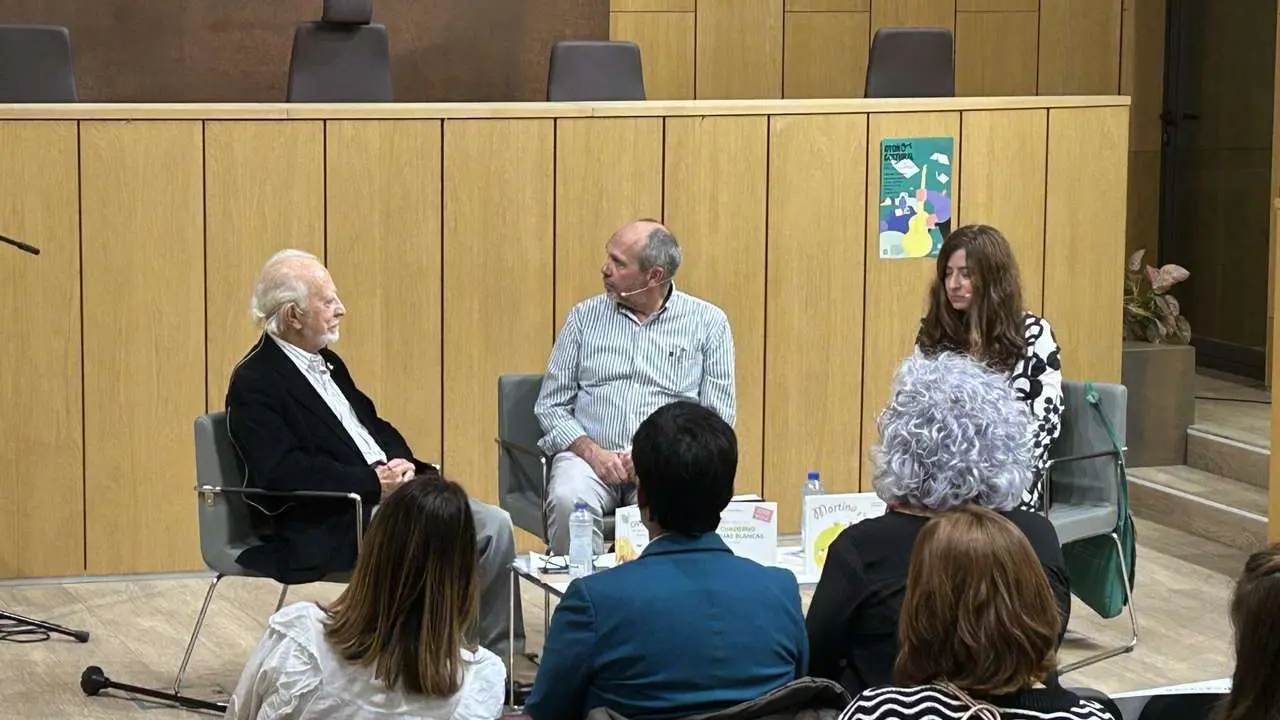 Jos&eacute; Mar&iacute;a y Ana Merino durante el encuentro literario &ldquo;Dos miradas creativas&rdquo;. Le&oacute;n 24 horas.