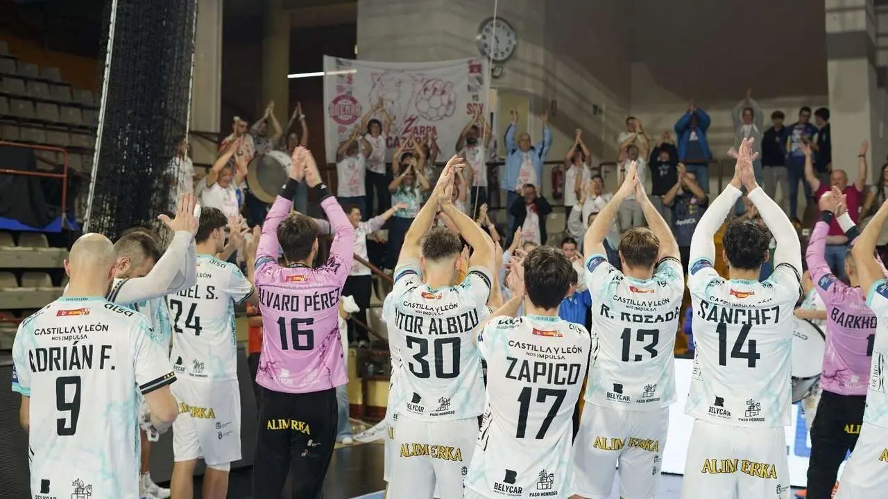 El Palacio celebra el empate del Ademar ante el Nexe. |a.mproducciones