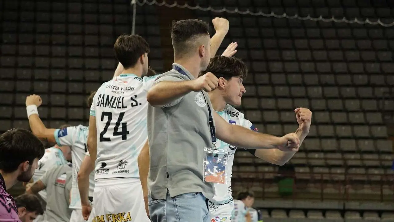 El Palacio celebra el empate del Ademar ante el Nexe. |a.mproducciones