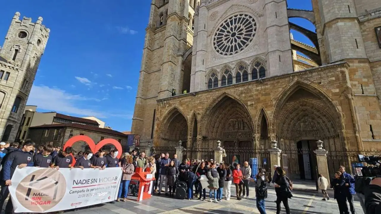 Participantes durante el acto de calle de C&aacute;ritas Le&oacute;n por la campa&ntilde;a &ldquo;Nadie Sin Hogar 2025&rdquo; frente a la Catedral. Foto: Le&oacute;n 24 Horas.