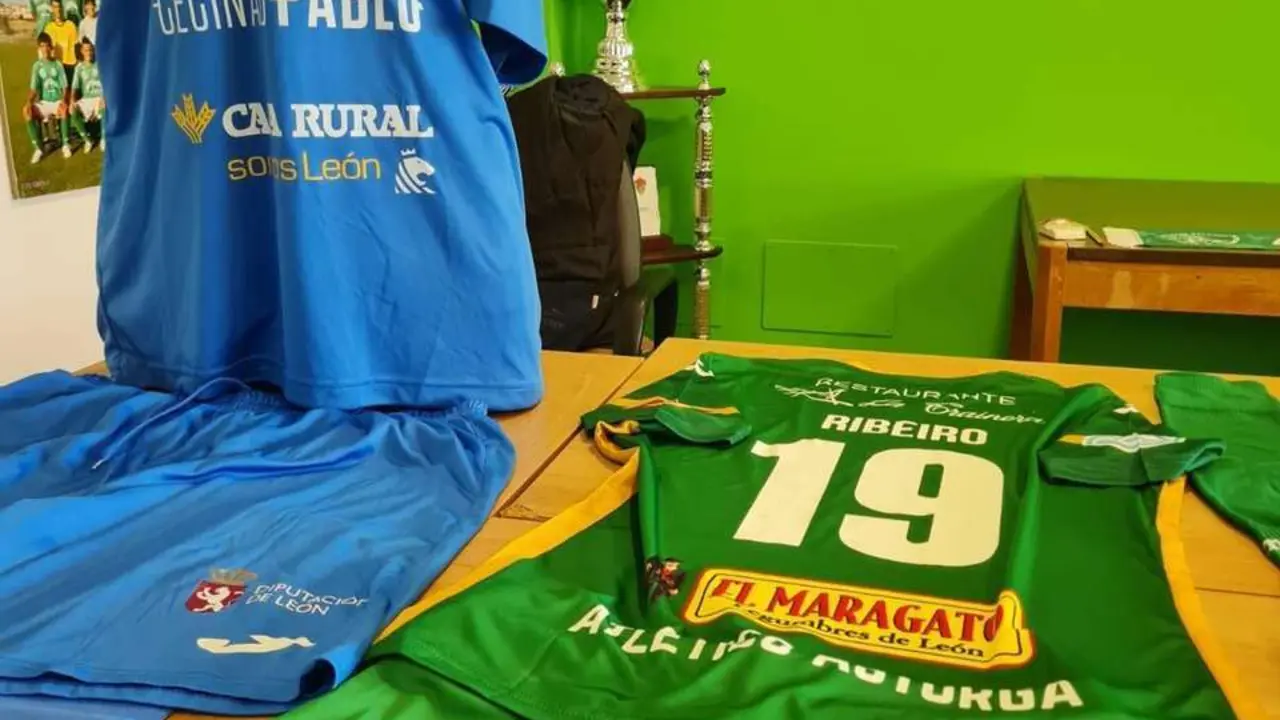 Equipaciones del Atl&eacute;tico Astorga para la temporada 2025-26.
