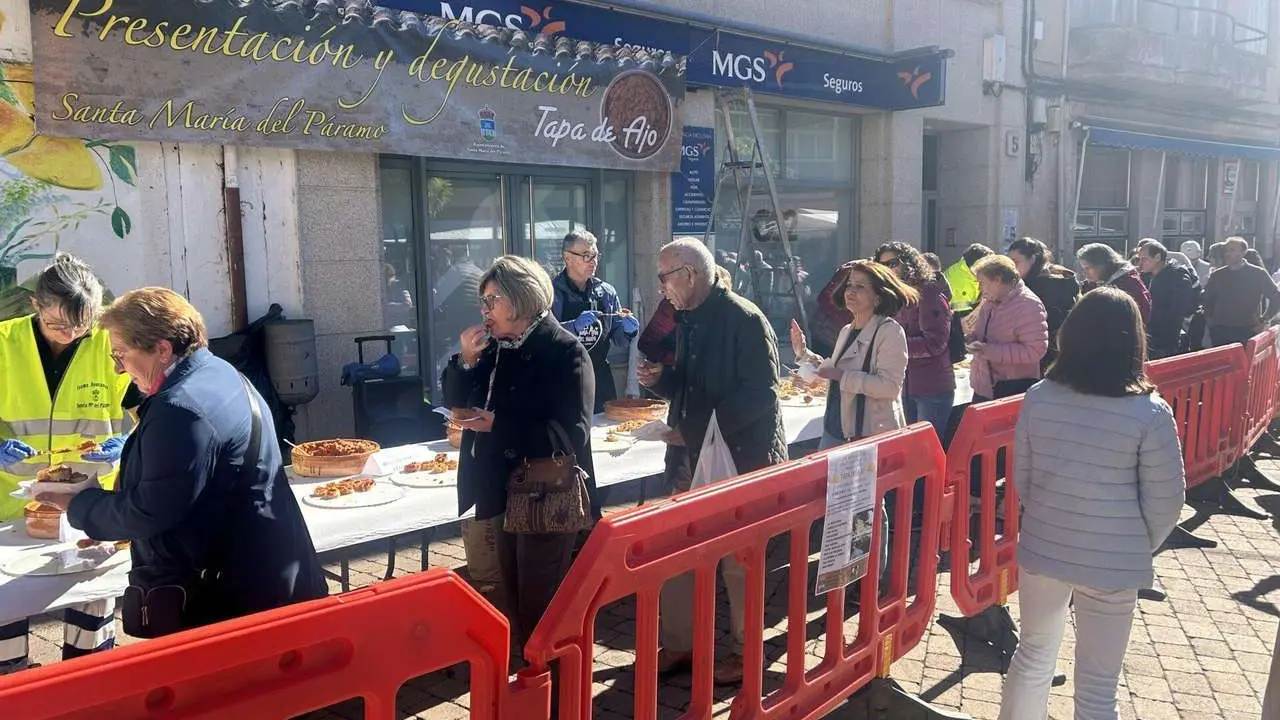 Degustaci&oacute;n de la Tapa de Ajo en la Plaza Mayor de Santa Mar&iacute;a del P&aacute;ramo durante las XIX Jornadas. Le&oacute;n 24 horas.