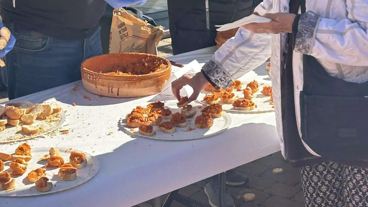 Degustaci&oacute;n de la Tapa de Ajo en la Plaza Mayor de Santa Mar&iacute;a del P&aacute;ramo durante las XIX Jornadas. Le&oacute;n 24 horas.