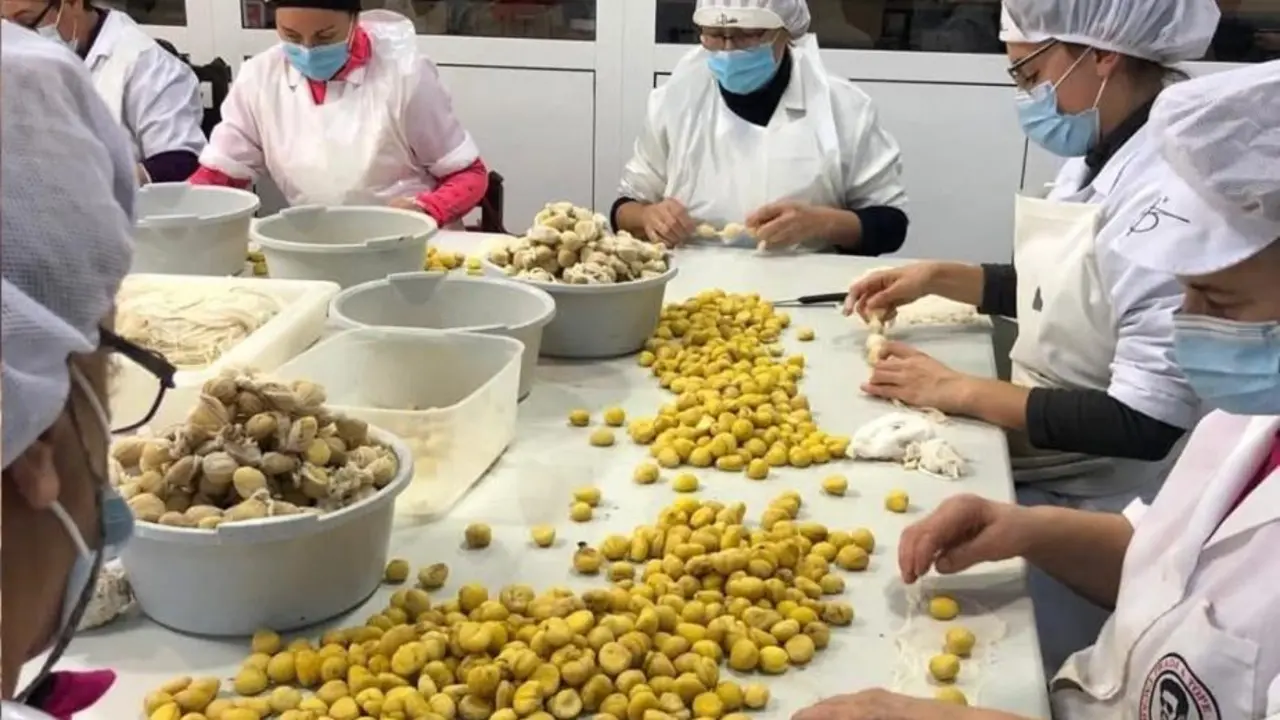 La laboriosa elaboraci&oacute;n de las casta&ntilde;as en alm&iacute;bar de Prada a tope. 