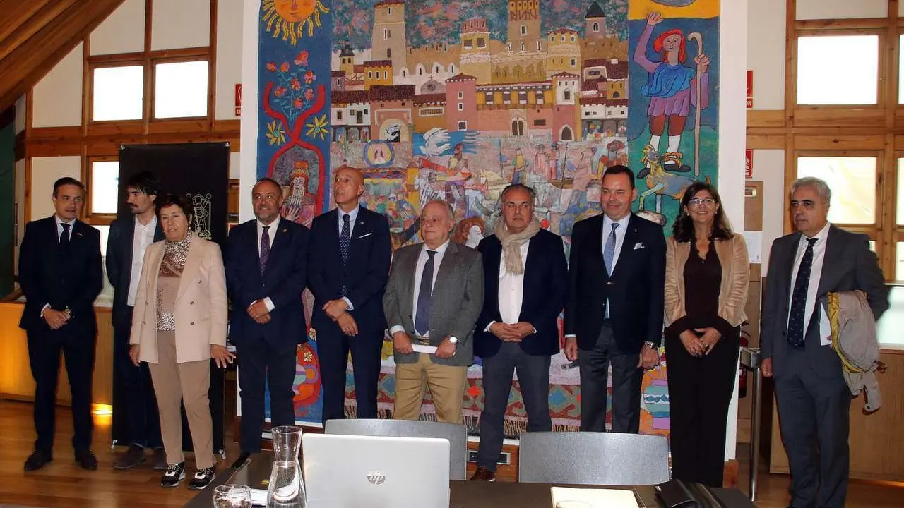 El consejero de Cultura, Turismo y Deporte, Gonzalo Santonja, el presidente de la Diputaci&oacute;n, Gerardo &Aacute;lvarez Courel y el alcalde de Le&oacute;n, Jos&eacute; Antonio Diez, participan en la apertura del acto de constituci&oacute;n del Comit&eacute; de Honor del A&ntilde;o Gaud&iacute; 2026. Ical. 