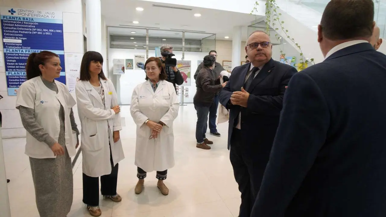 El consejero de Sanidad, Alejandro V&aacute;zquez Ramos, durante su visita la Unidad de Afrontamiento Activo del Dolor Cr&oacute;nico en Ponferrada. ICAL: 