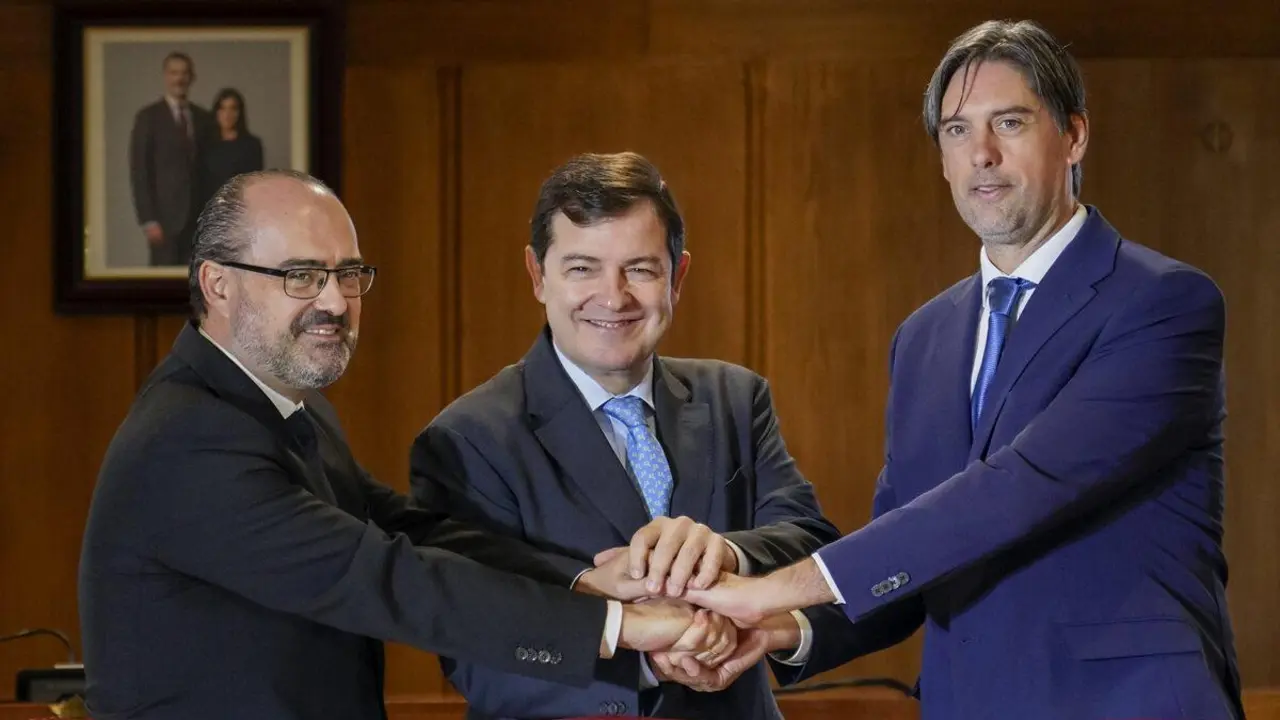 El presidente de la Junta firma el protocolo para la ampliaci&oacute;n del Pol&iacute;gono La Llanada. En la imagen, junto a Marco Morala y Jorge Garc&iacute;a, alcaldes de Ponferrada y Congosto. | ICAL