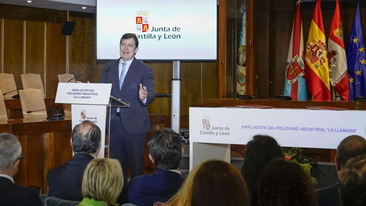 El presidente de la Junta de Castilla y Le&oacute;n, Alfonso Fern&aacute;ndez Ma&ntilde;ueco, durante la firma del protocolo con los ayuntamientos de Ponferrada y Congosto para la ampliaci&oacute;n del Pol&iacute;gono Industrial La Llanada. ICAL