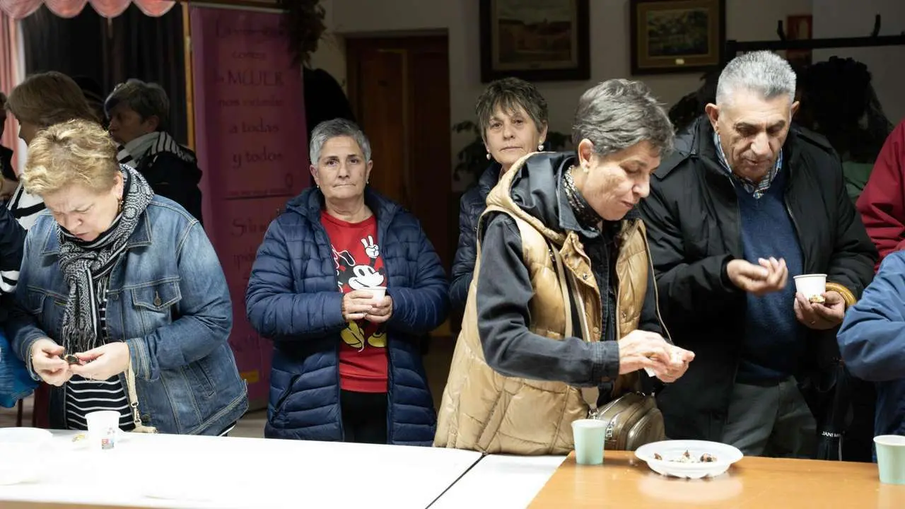 Vecinos de Matallana de Valmadrigal disfrutan del Filand&oacute;n y Magosto con m&uacute;sica, bingo y casta&ntilde;as asadas | APL
