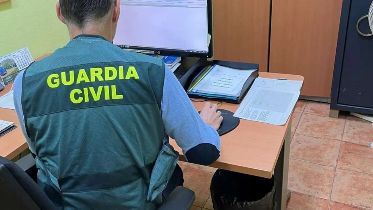 Agente de la Guardia Civil investiga una estafa del FEADER iniciada en La Ba&ntilde;eza.