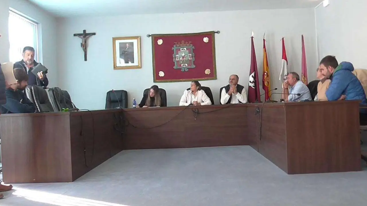 Momento en el que los concejales del PSOE abandonan la sesi&oacute;n