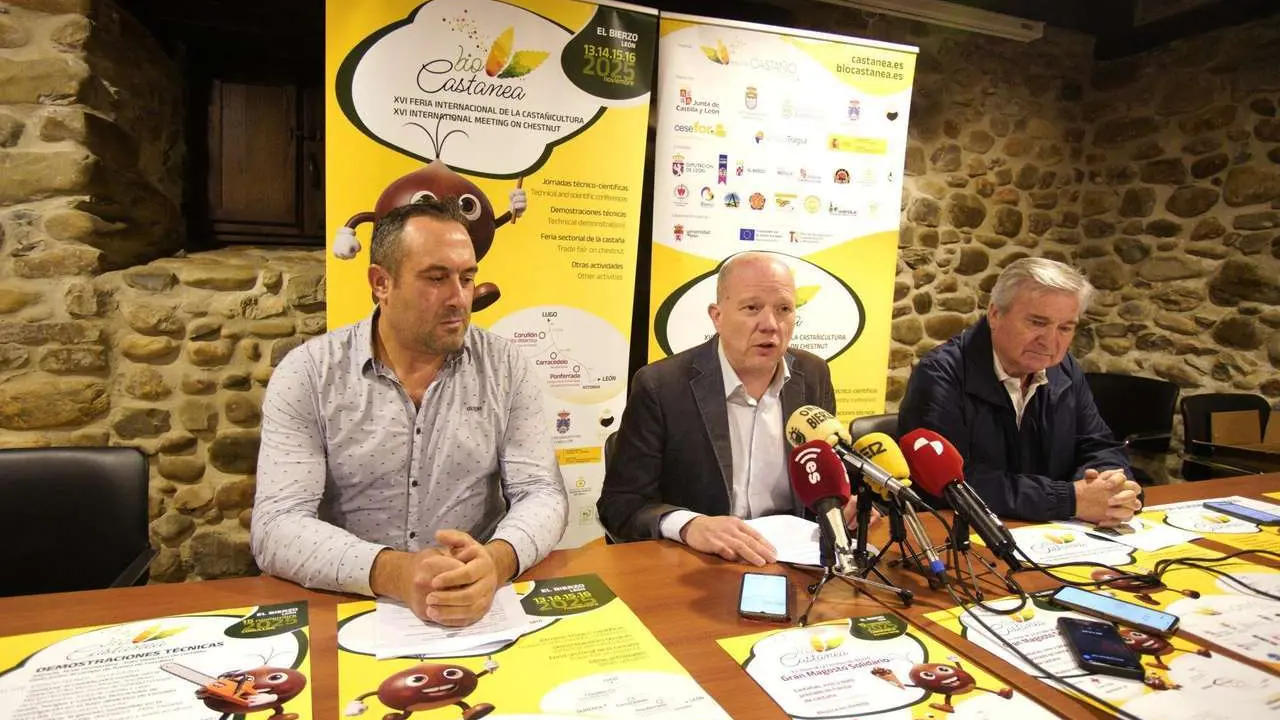 El director de la Mesa del Casta&ntilde;o, Pablo Linares (C), junto a los alcaldes de Carracedelo y Corull&oacute;n (Le&oacute;n), Ra&uacute;l Valcarce (D) y Luis Alberto Arias(I), durante la presentaci&oacute;n de Biocastanea 2025. ICal. 